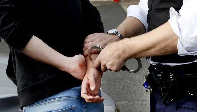 湖南一男子入室盗窃，遭反抗后持菜刀挥砍，导致1人死亡，2人伤残