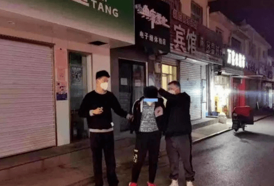 男子偷手机卖40花1000打车逃跑