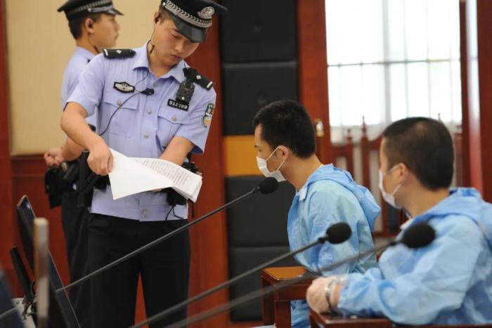 母亲为百元毒品将儿子送给毒贩