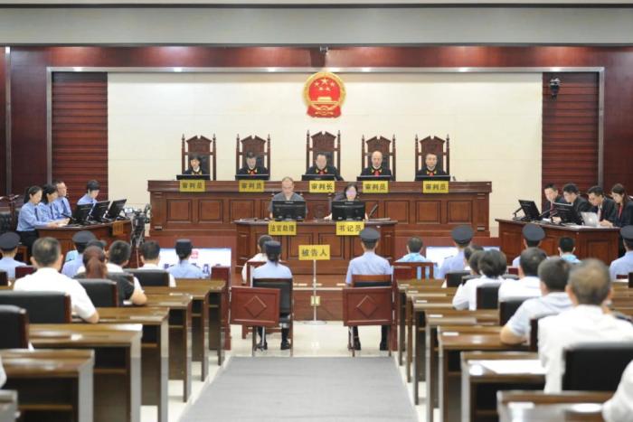 母亲为百元毒品将儿子送给毒贩