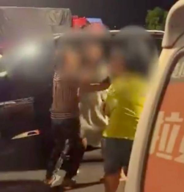 无绳遛狗咬伤女童