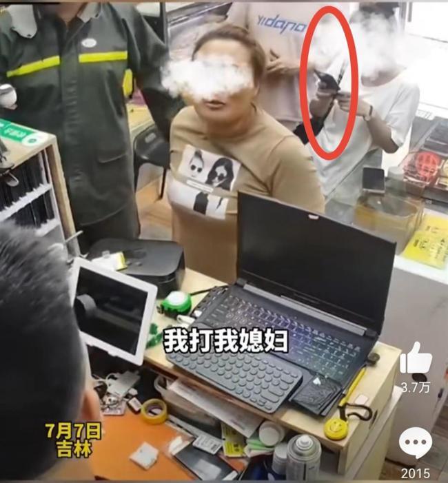 一男子不愿替妻子付70元维修费，扇妻子耳光被制止
