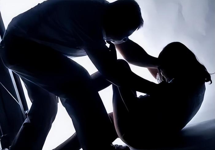 河南女护士遭领导多次强奸，苦苦哀求：你年纪大，别再找我好不好