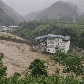 重庆暴雨失踪者家属想找到遗体