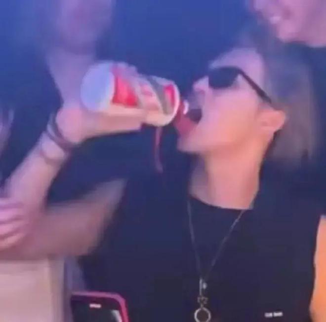 王嘉尔茅台对瓶吹