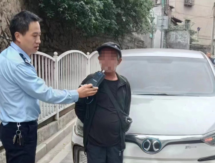 男子醉酒举报网约车司机酒驾