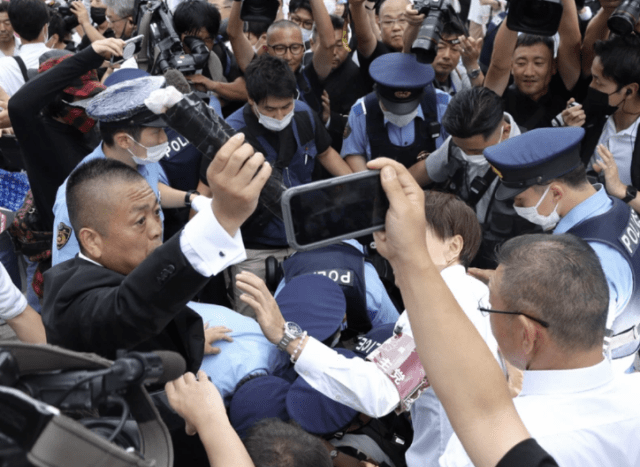 安倍周年祭祀数人持枪献花台