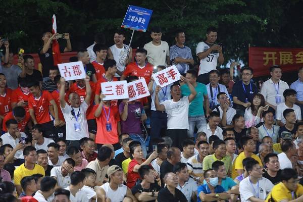 海南儋州“村VA”火热开打上万人现场观赛

