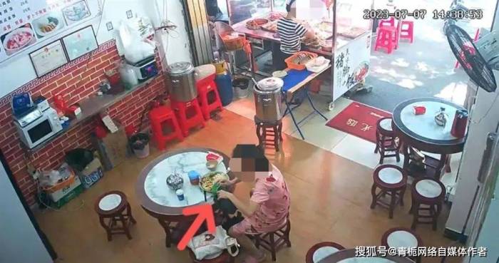 餐馆汤锅遭投放不明液体警方介入
