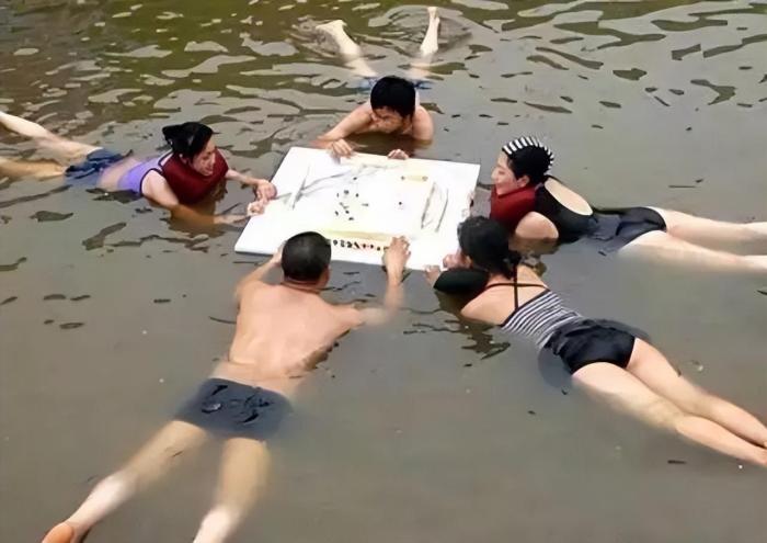 调查11000名中老年人后，发现爱打麻将者，最终会变这样……