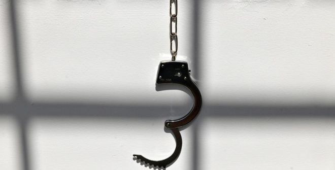 女子当街被强行拽入面包车，涉嫌骗婚遭男方“绑架”4人均被拘留