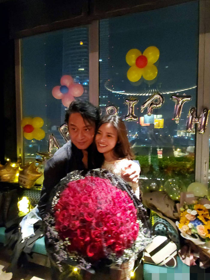 “咆哮帝”马景涛疑再婚女方晒与其亲密捧花合影

