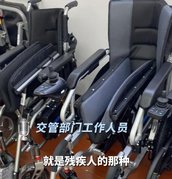 年轻人用“电动轮椅”上下班，交警也很无奈：管不了，是道德问题