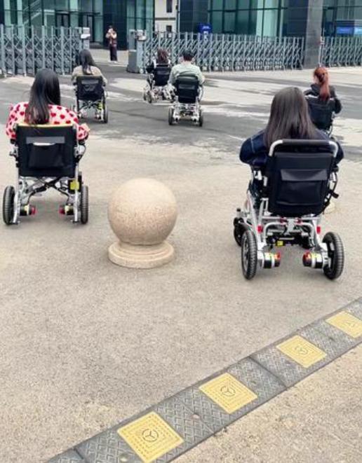 电动轮椅也能上下班