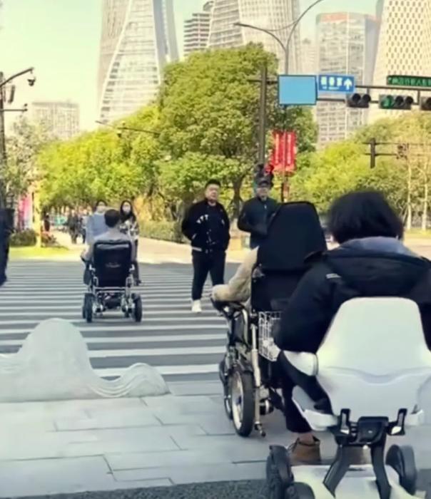 电动轮椅也能上下班