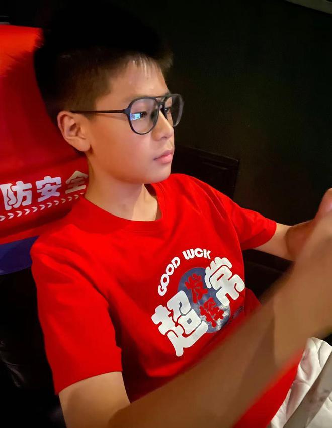 蔡国庆儿子全科免考毕业！身高猛长高颜值似妈，与亲弟共用一张脸