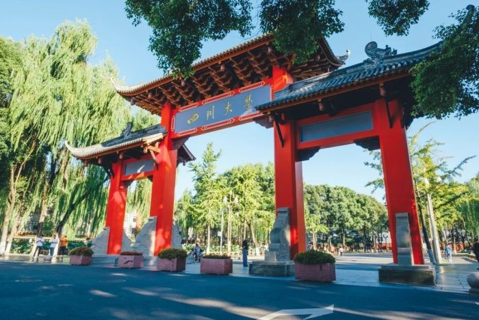 人民日报：剥夺学生平等就业权？企业：拒聘川大学生是我们自由！