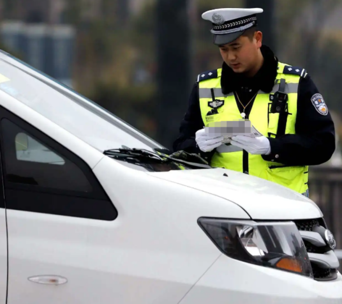事大了!亮证的民警徐某和包庇的交警中队长张某，都已被查办