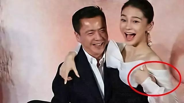 被华谊老板“摸胸抱”，胆敢抗拒一下，娱乐圈混不下去