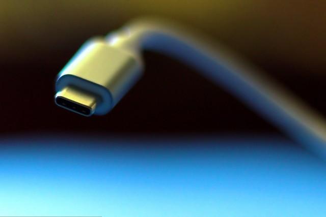 传苹果AirPods耳机改用USB-C、能测体温！基本款还将降价