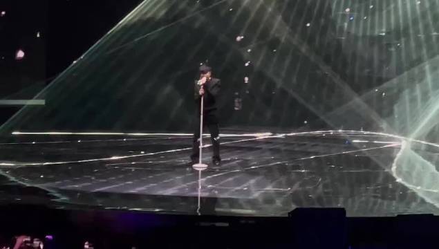 今晚tmea盛典现场，@林俊杰演唱《孤独娱乐》致敬CoCo李玟……