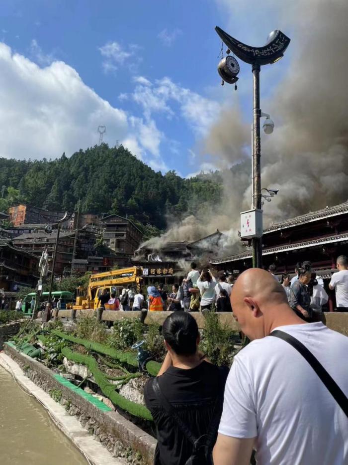 贵州西江千户苗寨景区突发火灾，目击者：听到爆炸声，有人从三楼跳出