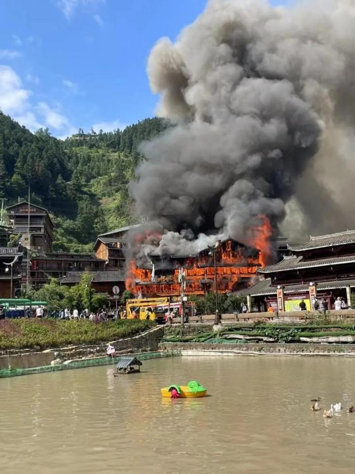 贵州西江千户苗寨景区突发火灾，目击者：听到爆炸声，有人从三楼跳出