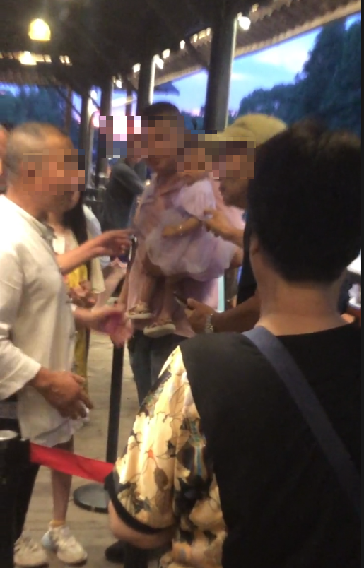 未满1岁婴儿景区坐船被要求买票