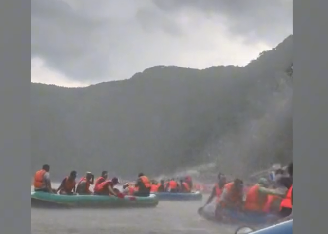 峡谷漂流突遇冰雹袭击，游客顶铁盆防御：体验感不同了