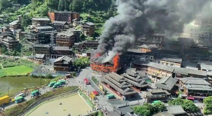 贵州千户苗寨火灾致2死6伤