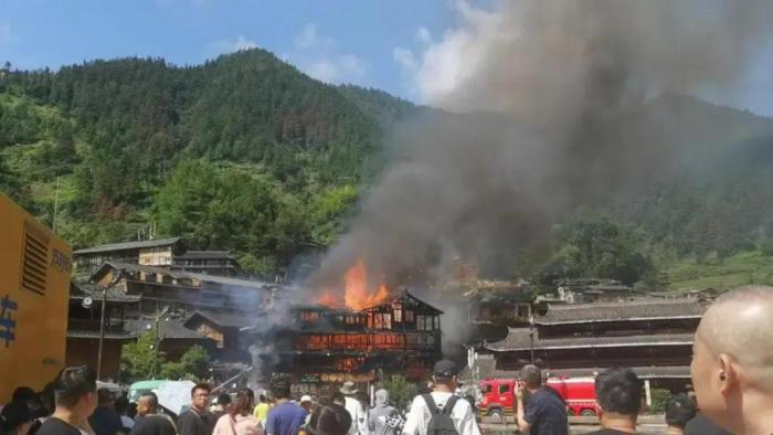 贵州千户苗寨火灾致2死6伤