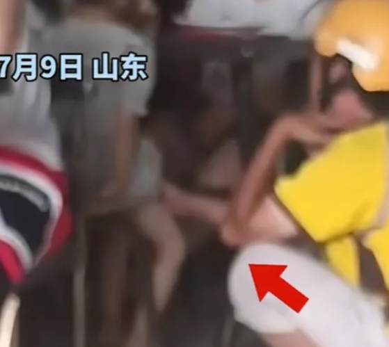 外卖员偷摸女童大腿