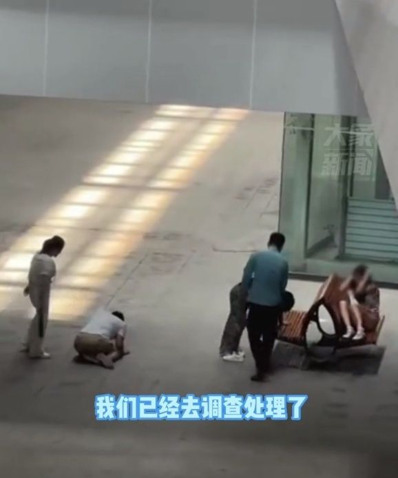 网传男子性侵15岁少女，跪地被当众鞭打，“你是男人吗”，警方：已处理并移交刑警队