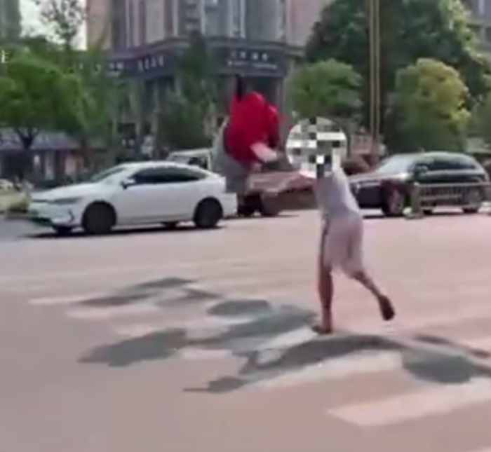 四川一老人路中抛扔双胞胎女婴