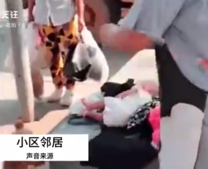 四川一老人路中抛扔双胞胎女婴