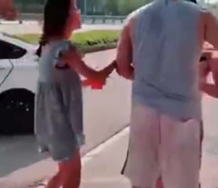 四川一老人路中抛扔双胞胎女婴