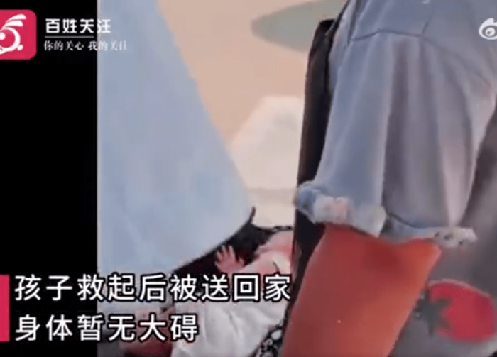 警方回应老人将双胞胎扔街头