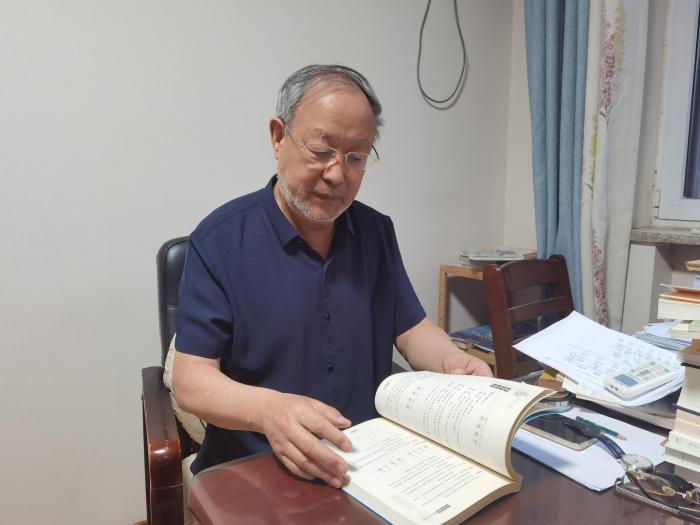 网络达人说|<p>张圣洁在展示自己参与编写的著作。新华社记者 冯维健 摄 </p><p>“有一次，我在讲解一个典故时，把人名‘子路’说成了‘子贡’，有网友留言，指出了我的错误。”张圣洁说，这让他很欣喜，马上发信息置顶更正，向大家表达歉意，并向提出意见的网友表示感谢。</p><p>“有人说我是抖音上的‘一字师’，但我觉得，不少网友才是我的‘一字师’。”张圣洁说，闻过则喜，教学相长。做学问就是要知错必改，虚心接受别人的意见。</p><p>张圣洁说，在与网友的互动中，自己越做越觉得学问不够，还要时时补课。他也希望更多的网友提出问题，大家互相交流探讨，在各抒己见中促进中华优秀传统文化的传播。</p>                <!--end::Text-->
            </div>
            <!--end::Description-->
            <div class=