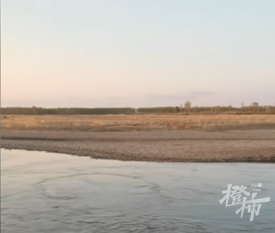 失去浮桥的村庄！当地多位村民回应橙柿互动：浮桥对村庄意义重大，出行方便，从没人掉下河……