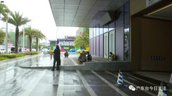 深圳：工人避雨吃饭被保安驱赶？多方回应来了