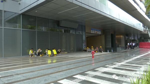 深圳：工人避雨吃饭被保安驱赶？多方回应来了