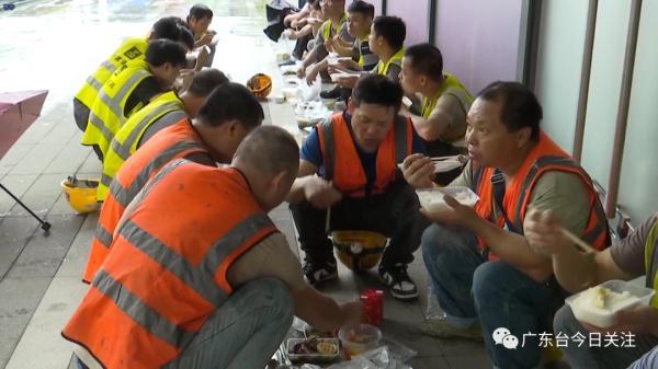 深圳：工人避雨吃饭被保安驱赶？多方回应来了