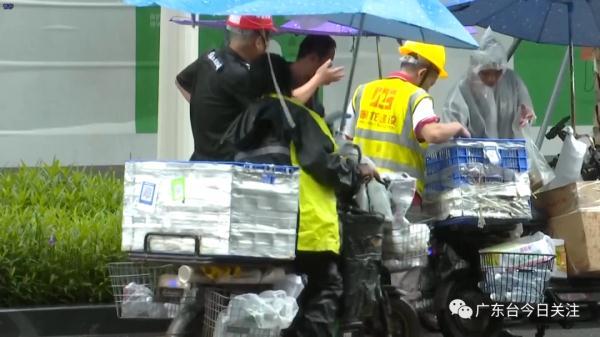 深圳：工人避雨吃饭被保安驱赶？多方回应来了