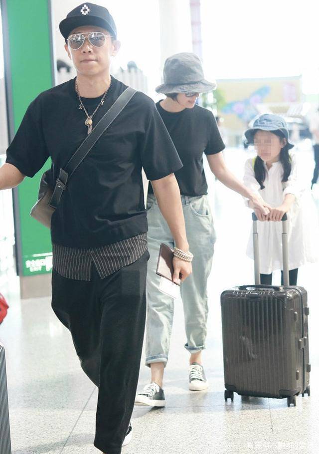 袁泉夏雨夫妇结婚14年罕见同框