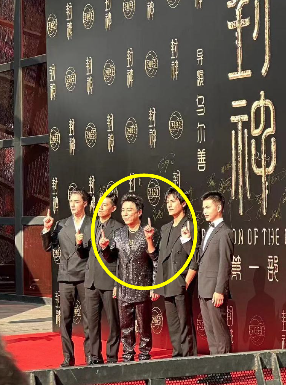 袁泉和偶像费翔后台握手聊天