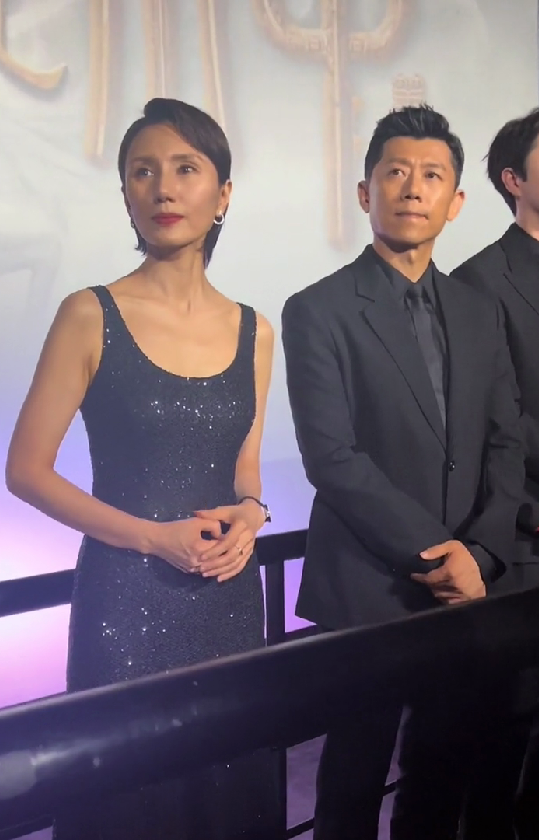 袁泉和偶像费翔后台握手聊天