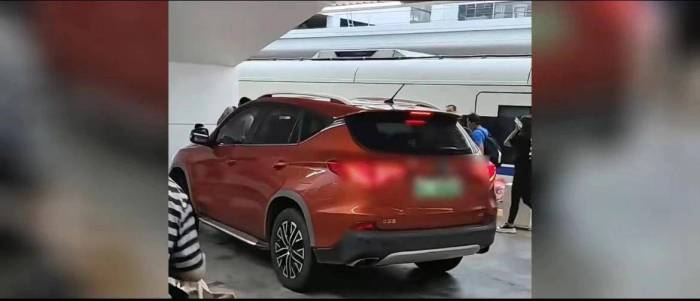 私家车开上高铁站台？铁路部门已道歉，称将加强管理

