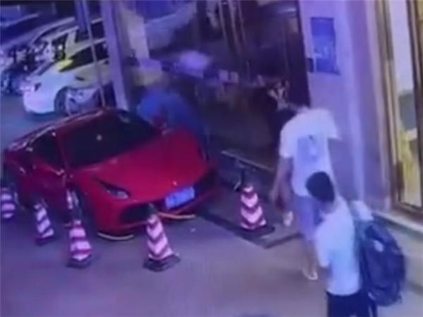 男子扔反光锥砸坏近500万法拉利