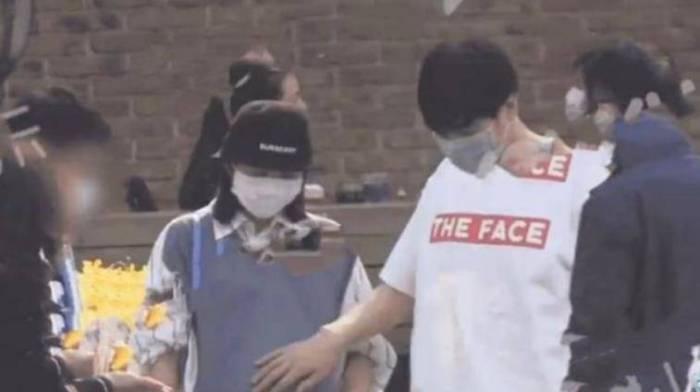 原创
张若昀唐艺昕再次合体，摸肚子爱意满满，网友大呼：太甜蜜

