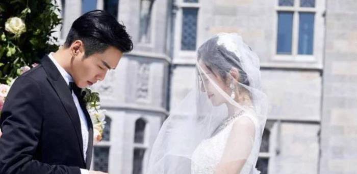 原创
张若昀唐艺昕再次合体，摸肚子爱意满满，网友大呼：太甜蜜

